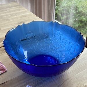 Vintage Arcoroc France Cobalt Blue Floral Glass Salad, Fruit or Serving Bowl.